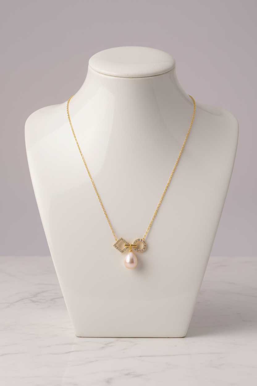 Pearl necklace with square and round pendant details